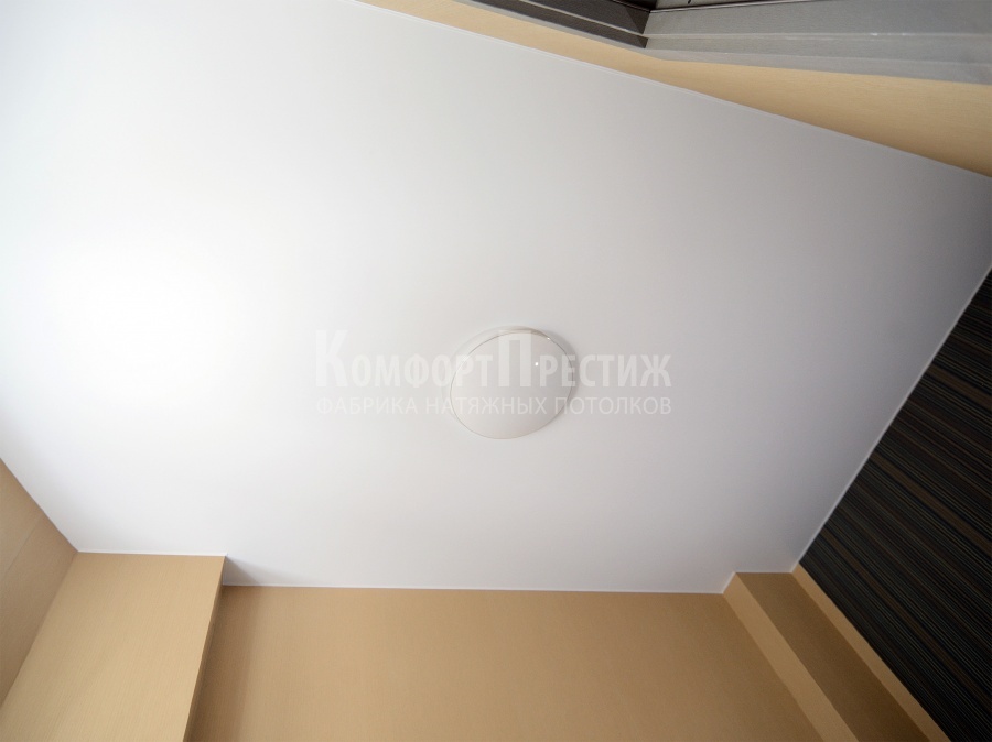 Классические натяжные потолки в спальне фото 26